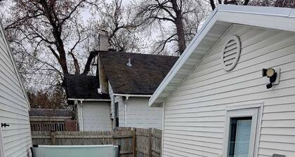 Book l Tiny House in Fargo l Minutes from NDSU l Hot tub & Detached Garage!