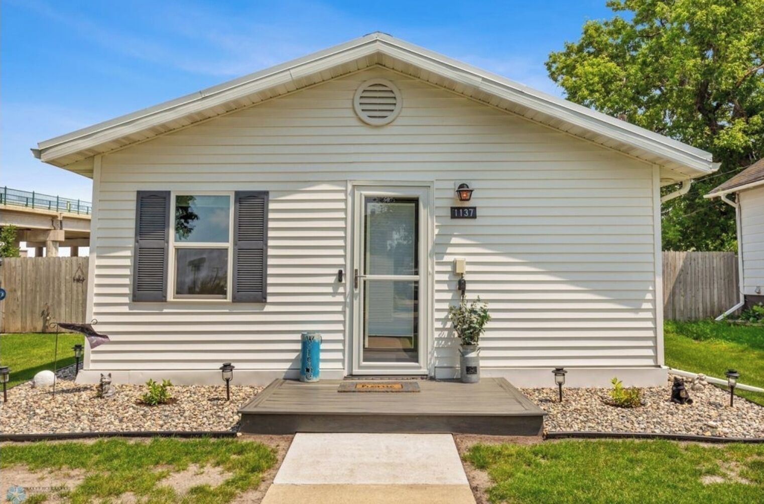 Tiny House n All That! Hot tub, Outdoor Games n Double Garage near NDSU.