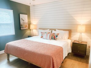 2 habitaciones, escritorio, tabla de planchar con plancha y wifi