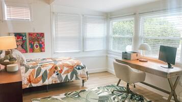 2 habitaciones, escritorio, tabla de planchar con plancha y wifi