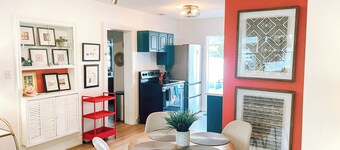 Mid-Century 2-Bedroom Charm - Beach, Pets, Fenced Yard in Fabulous Venice
