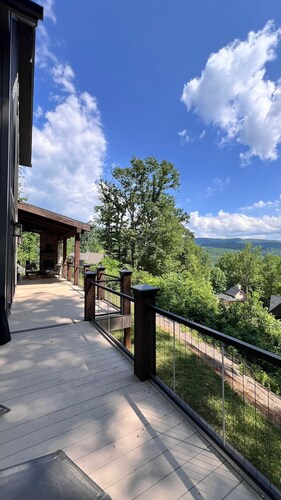 Luxury I Hot Tub I Pet Friendly I Mountain Retreat!