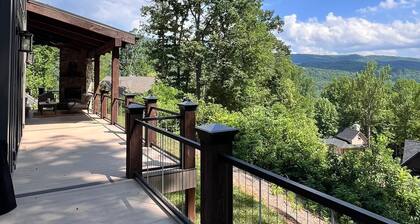 Luxury I Hot Tub I Pet Friendly I Mountain Retreat!