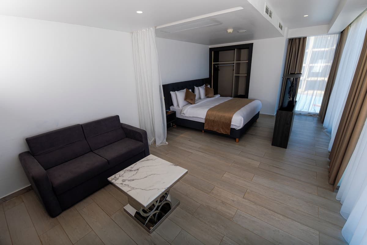 Deluxe studio, uitzicht op zee | 3 slaapkamers, een minibar, een kluis op de kamer