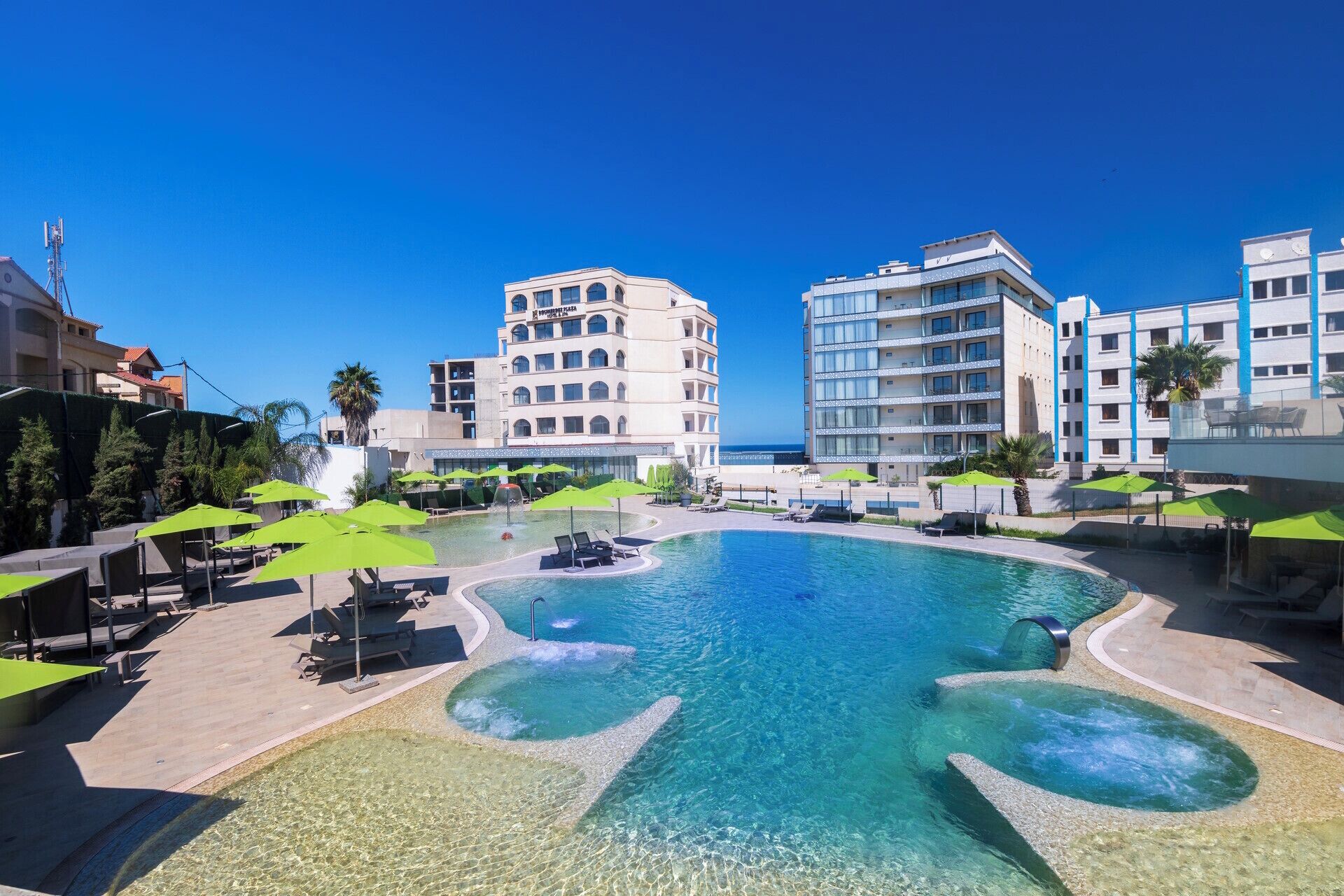 Kauden mukainen ulkouima-allas