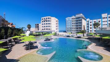 Kolam renang outdoor musiman