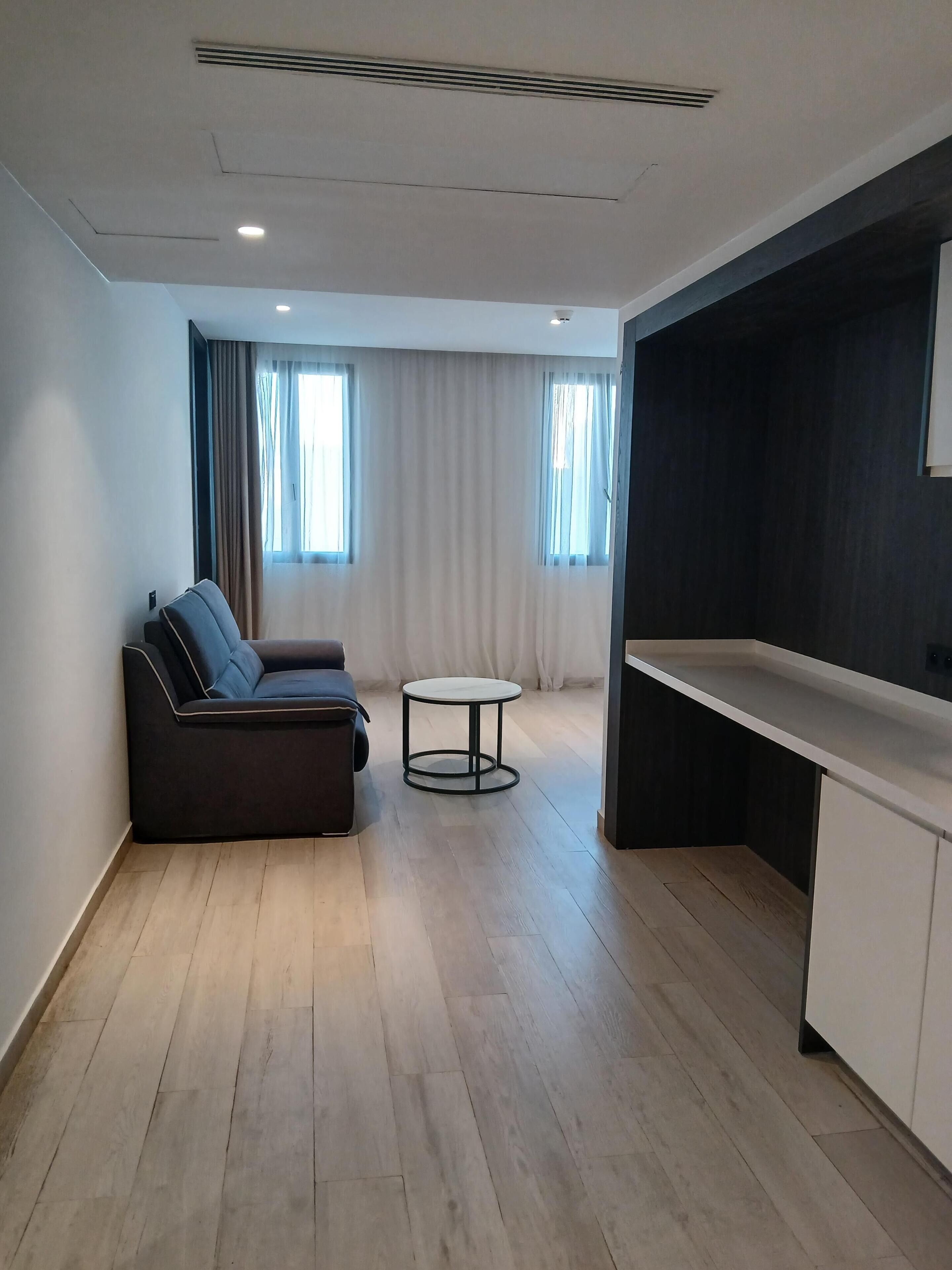 Estudio Deluxe, vistas a la piscina | Minibar, caja fuerte, cortinas opacas y sistema de insonorización