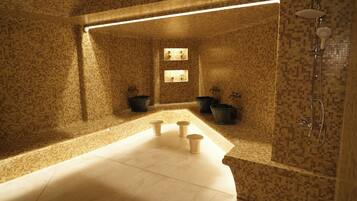 Salas de tratamiento para parejas, un sauna, una bañera de hidromasaje