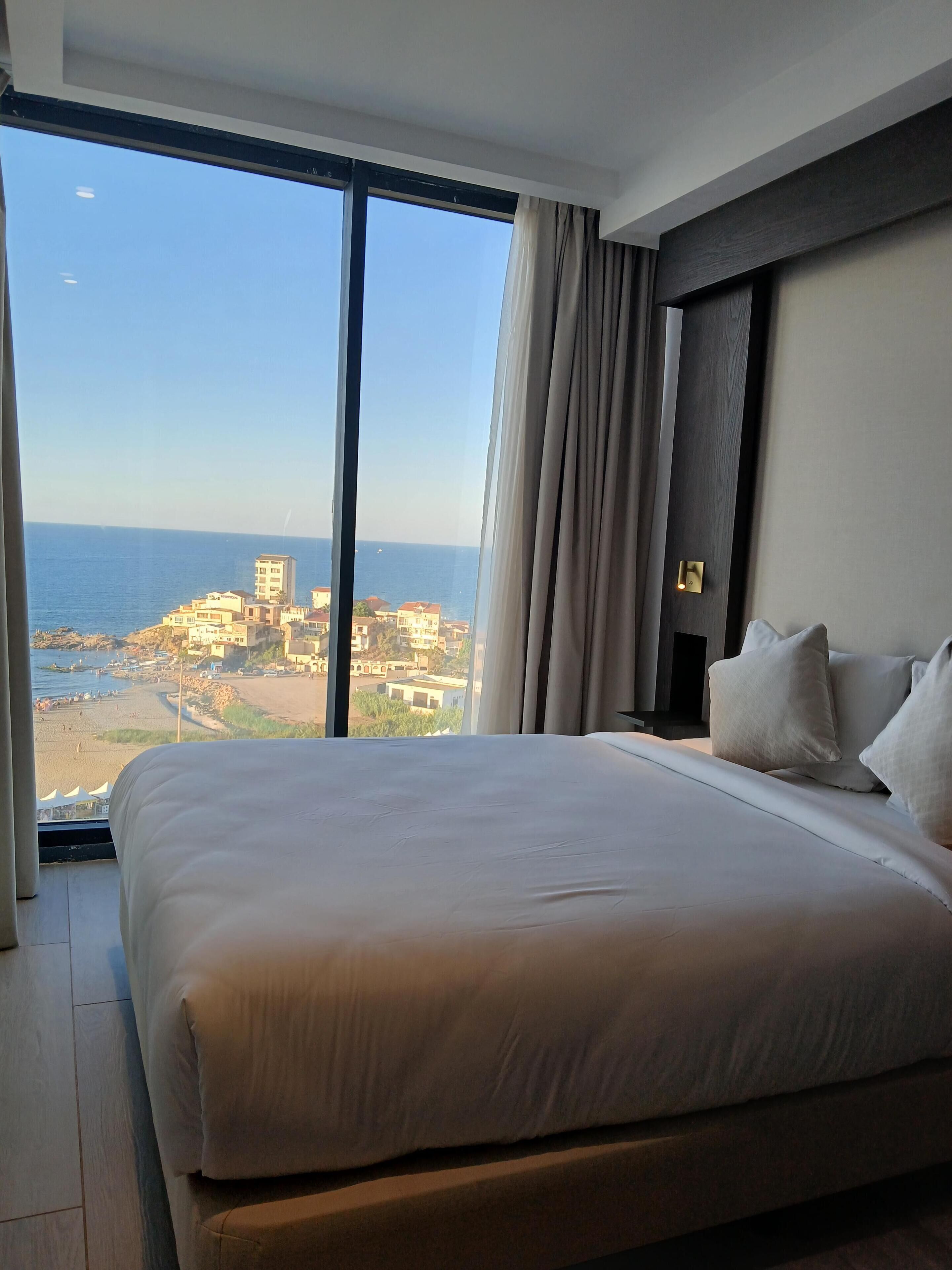 Apartamento Confort, vistas al mar | Minibar, caja fuerte, cortinas opacas y sistema de insonorización