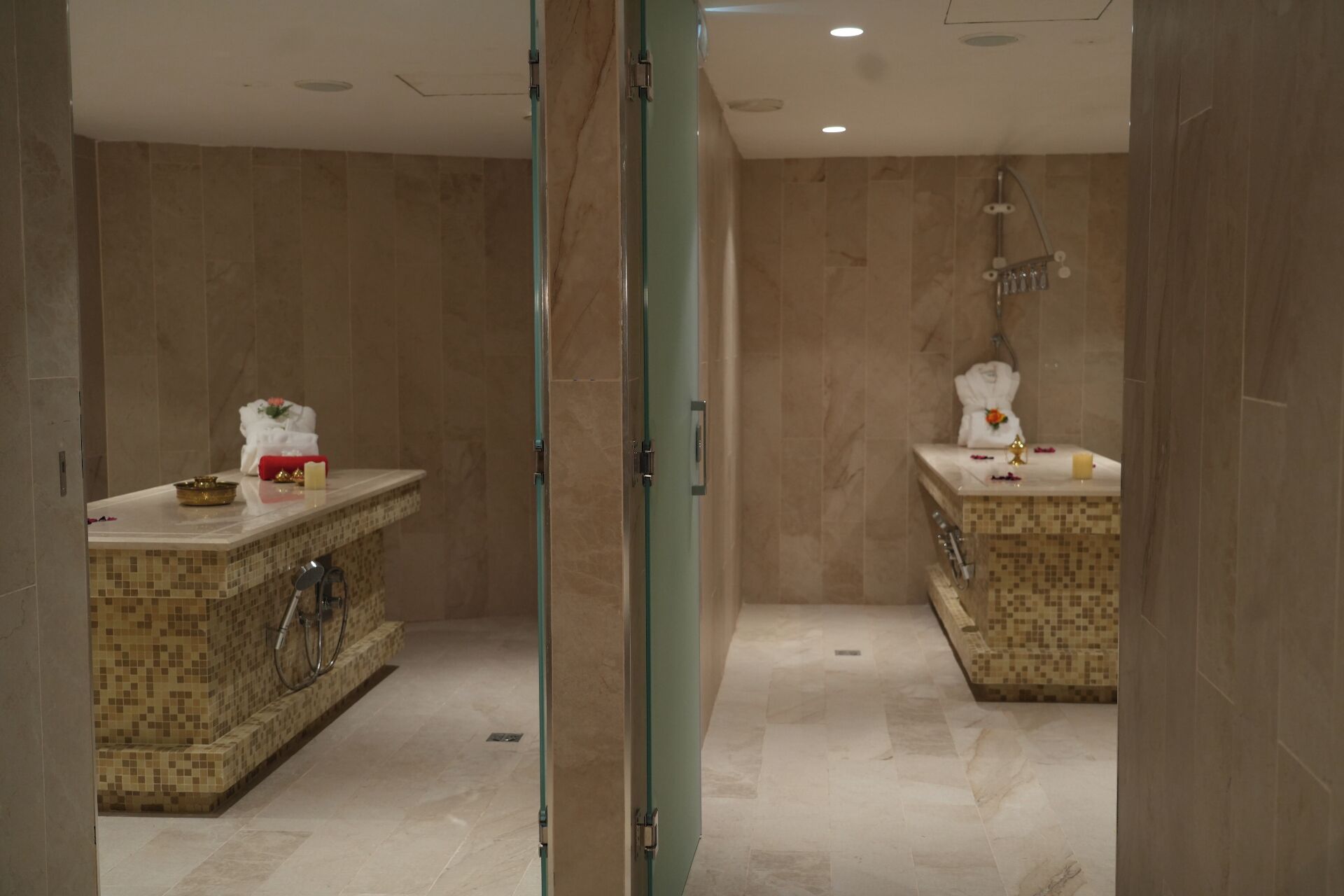 Parihoitohuone(ita), sauna, poreallas, höyrysauna, kuumia lähteitä