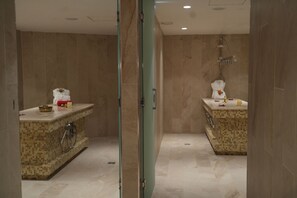 Ruang perawatan pasangan, sauna, hot tub, dan ruang uap