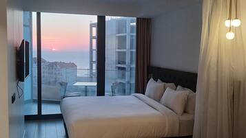 Deluxe Studio, Sea View | Minibar, in-room safe, blackout curtains, soundproofing