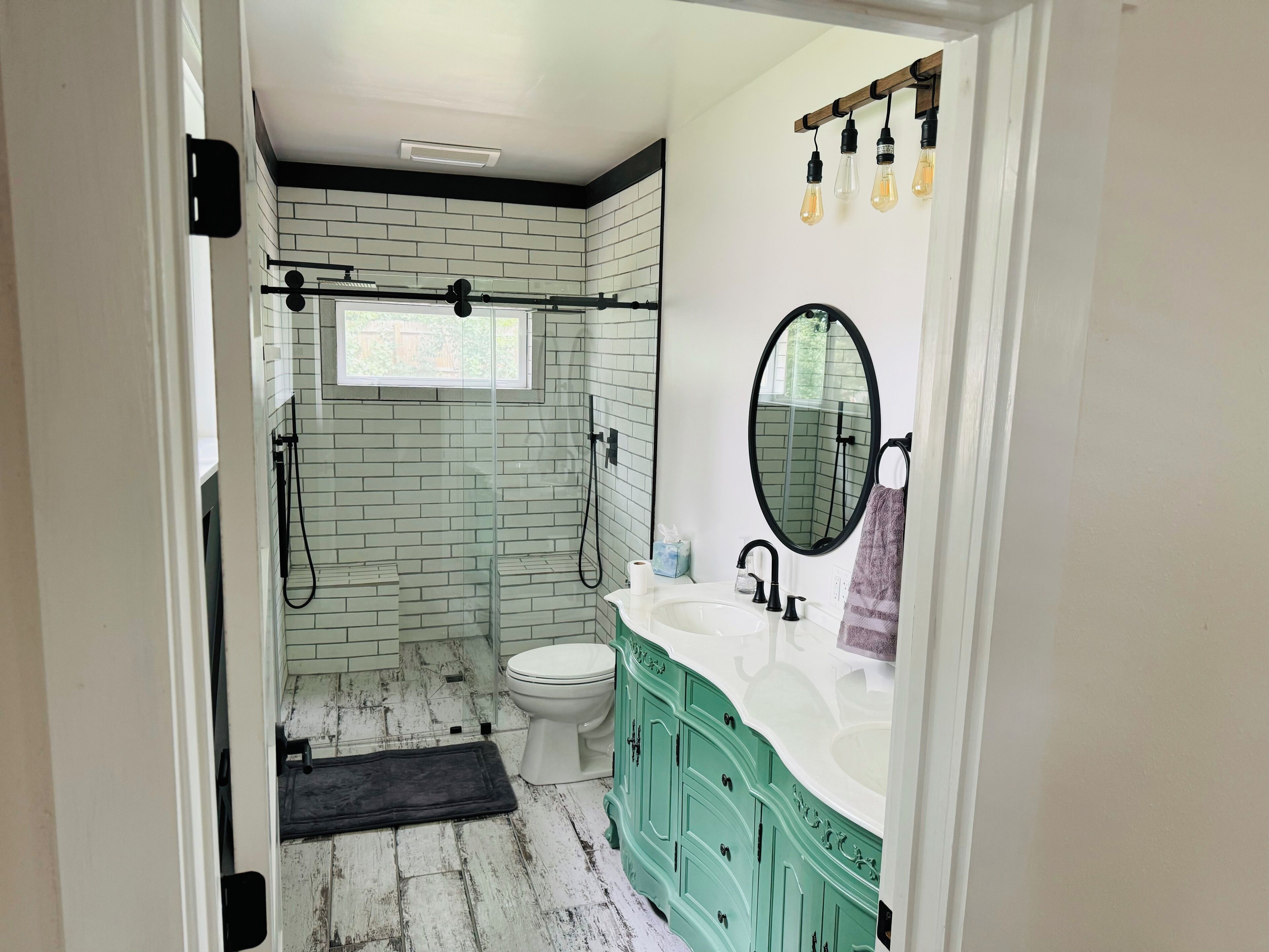 Suihku, hiustenkuivaaja, pyyhkeet, saippua