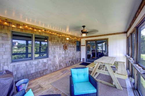 Canal Front 3 Bedroom Home / Newly Renovated