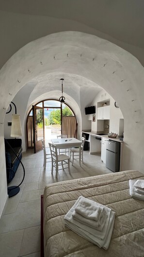 Chambre quadruple Confort, vue sur le jardin | Minibar, coffre-fort, fer et planche à repasser, accès au Wi-Fi (inclus)