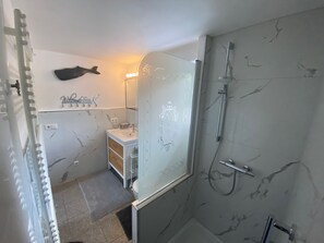 Douche, sèche-cheveux, serviettes fournies, savon