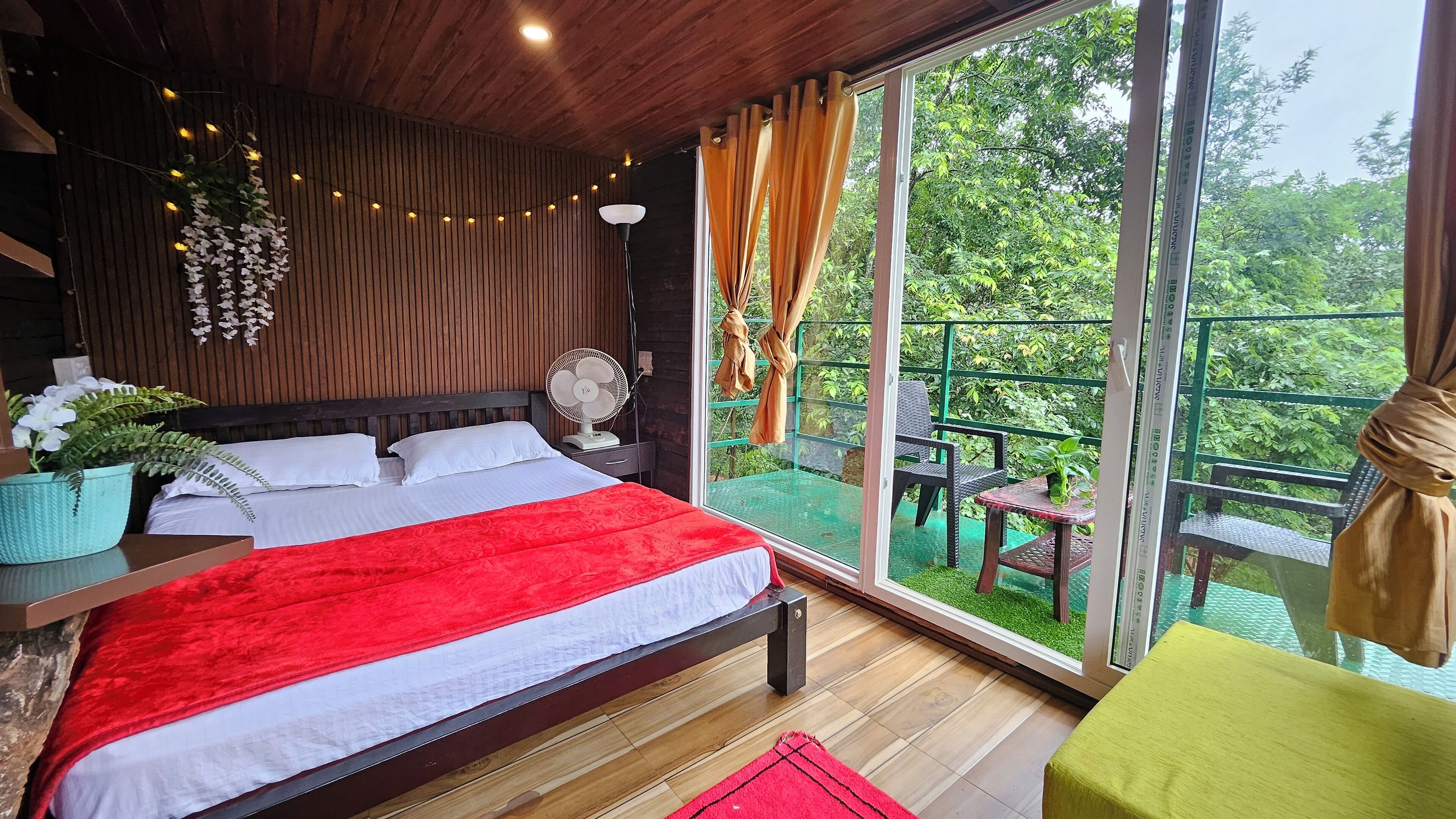 Egyptian cotton sheets, premium bedding, desk, free WiFi