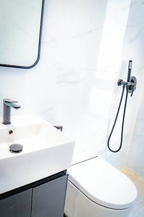 Double Room, City View | Bathroom | Shower, towels, soap, shampoo