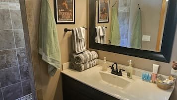 Een haardroger, handdoeken