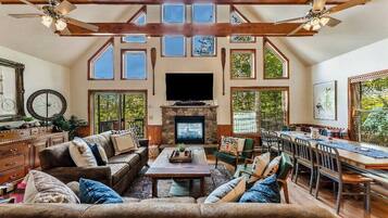 Smart TV, fireplace, stereo