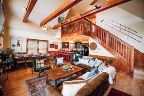 Smart TV, chimenea, estéreo