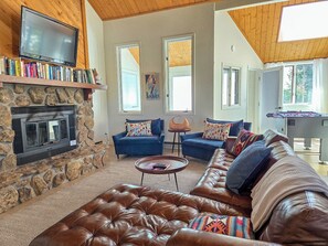 TV connectée, lecteur de DVD, baby-foot, livres