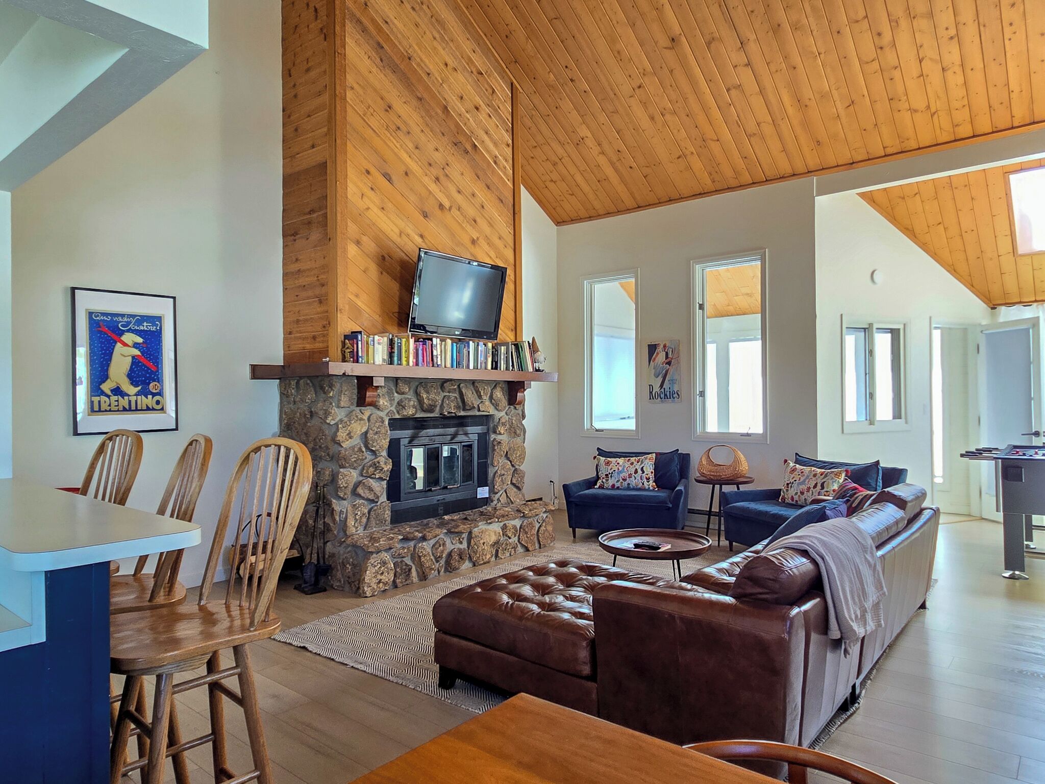 Smart TV, reproductor de DVD, futbolito y libros 