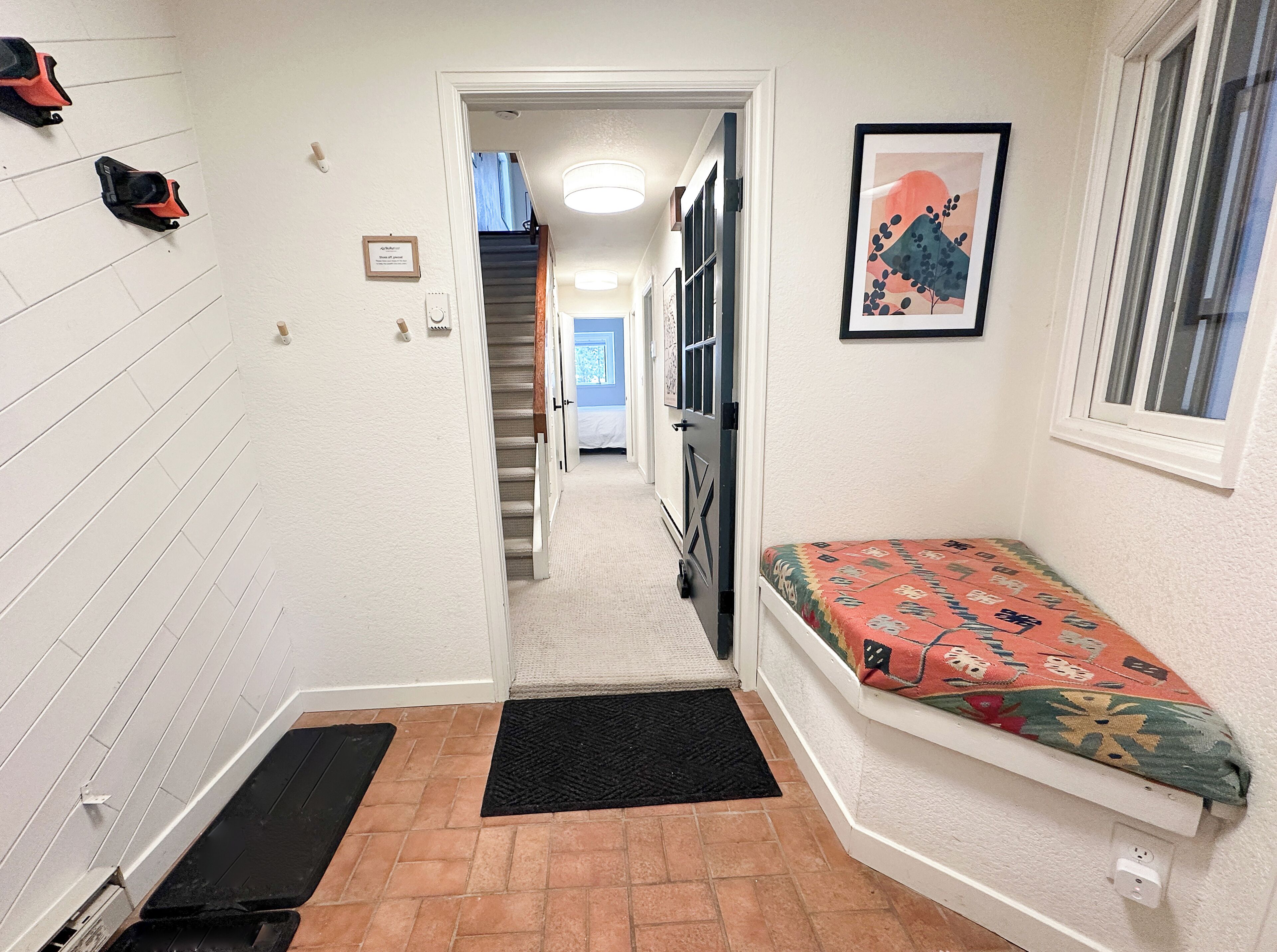 3 slaapkamers, een bureau, een strijkplank/strijkijzer, reisbedje