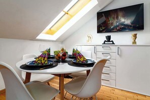 Dining - Golden River Apartment (Hlavní mesto Praha)