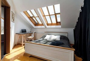3 bedrooms, iron/ironing board, WiFi, bed sheets - Golden River Apartment (Hlavní mesto Praha)
