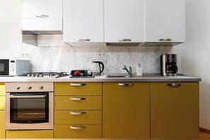 Fridge, microwave, oven, stovetop - Golden River Apartment (Hlavní mesto Praha)