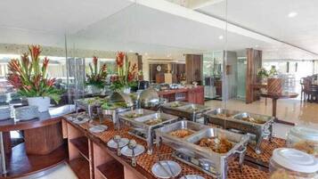 بوفيه فطور يوميًا بتكلفة قدرها (70000 IDR للشخص)