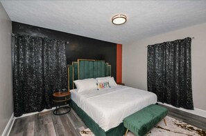 2 bedrooms, iron/ironing board, WiFi, bed sheets - Charming 2-Bedrooms Shaker Heights -Just a 2-Minute Walk to Onaway Rapid Station (Shaker Heights)