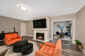 Living area - Charming 2-Bedrooms Shaker Heights -Just a 2-Minute Walk to Onaway Rapid Station (Shaker Heights)