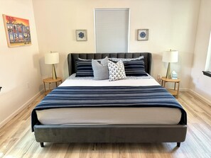 2 bedrooms, iron/ironing board, WiFi, bed sheets - ꕥ The Texas Bluebonnet ꕥ 1.1 mi to Baylor, & 1.8 mi to Magnolia Silos! (Waco)