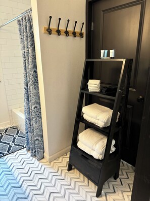 Hair dryer, towels, soap, shampoo - ꕥ The Texas Bluebonnet ꕥ 1.1 mi to Baylor, & 1.8 mi to Magnolia Silos! (Waco)
