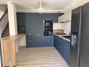 Réfrigérateur, micro-ondes, plaque de cuisson, lave-vaisselle