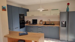 Kühlschrank, Mikrowelle, Herdplatte, Geschirrspüler