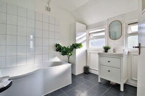 Unclassified image, 3 of 24, button - Beautifully Designed 2 Bed Apartment (Cardiff)