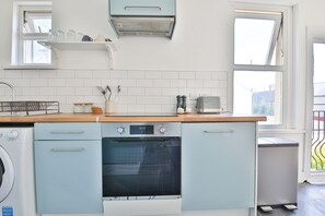 Apartamento | Cozinha privada | Chaleira elétrica, torradeira