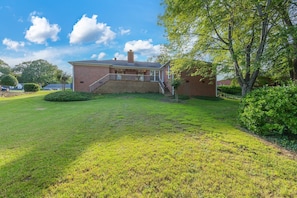 Exterior - Near I40 - Modern 4BR home w/ Garage, Amazing Deck, Fiber Wifi, Spacious Yard (Jackson)