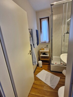 Shower, hair dryer, towels, soap - Ruhig Gelegene 2-zimmer-maisonette mit Terrasse in Lenglern-15 Min bis Göttingen (Bovenden)