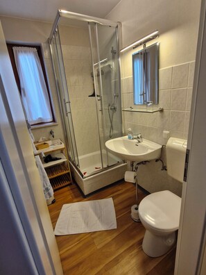 Shower, hair dryer, towels, soap - Ruhig Gelegene 2-zimmer-maisonette mit Terrasse in Lenglern-15 Min bis Göttingen (Bovenden)