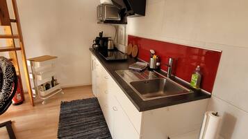 Jääkaappi, mikroaaltouuni, liesi, kahvin-/teenkeitin