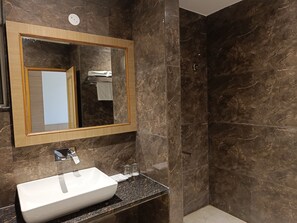 Dusche, kostenlose Toilettenartikel, Handtücher, Seife