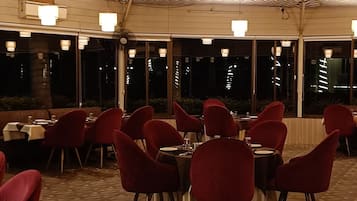 2 Restaurants; Frühstück, Mittagessen und Abendessen werden serviert