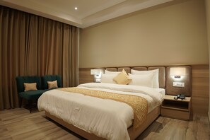 Executive Room, 1 Double Bed, Hill View | Memory foam beds, desk, laptop workspace, bed sheets