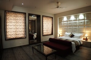 Escritorio y espacio para trabajar con un portátil