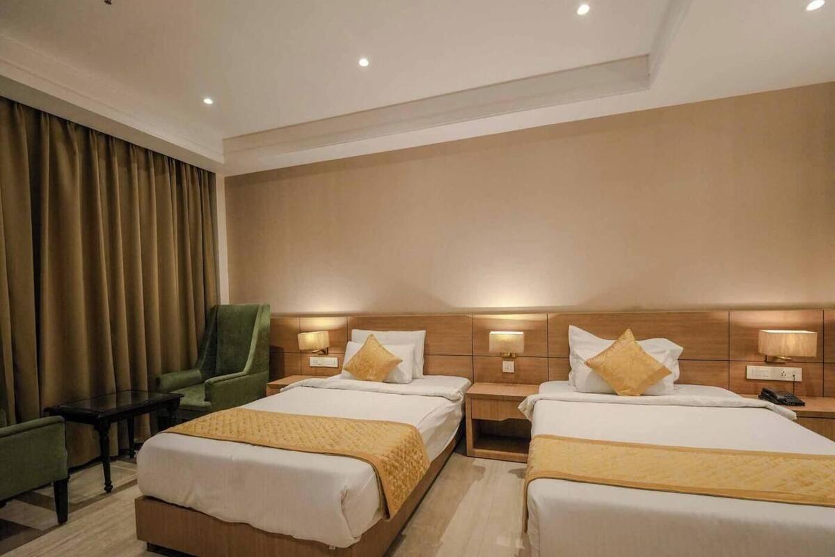 Junior Suite Room Twin Bed | Memory foam beds, desk, laptop workspace, bed sheets