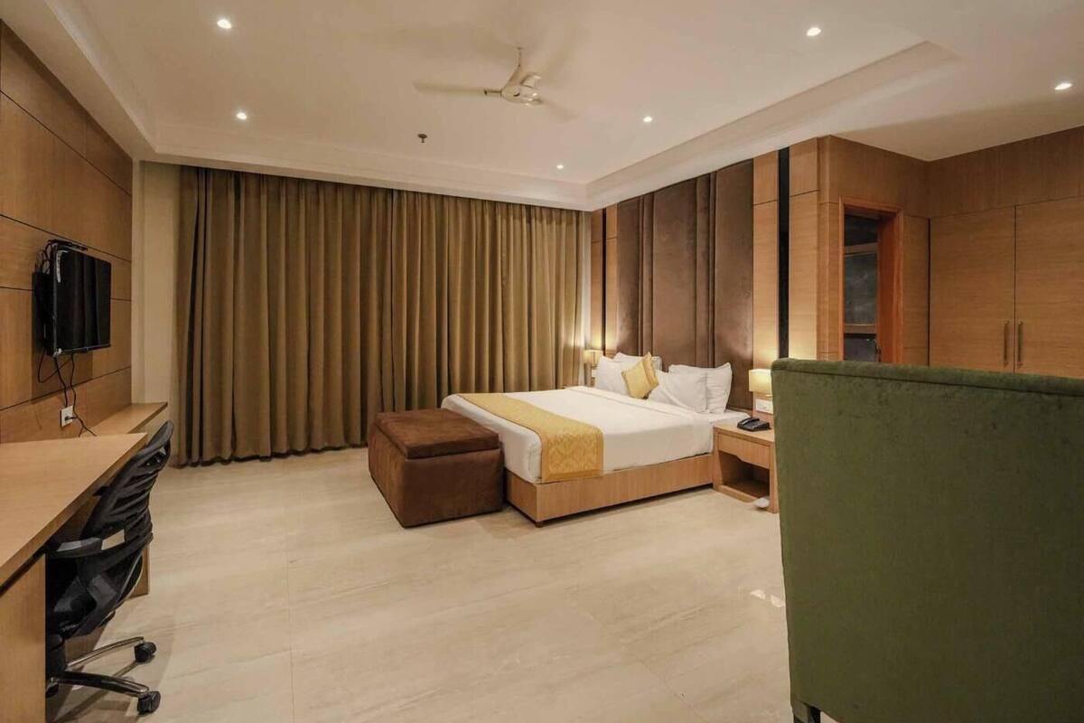 Junior Suite Room | Memory foam beds, desk, laptop workspace, bed sheets